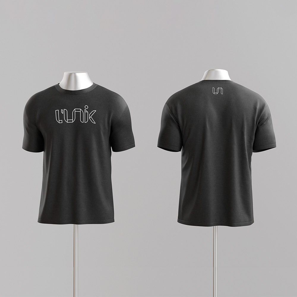 L'UNIK, T-Shirt Noir avec Logo en blanc floqué dessus.