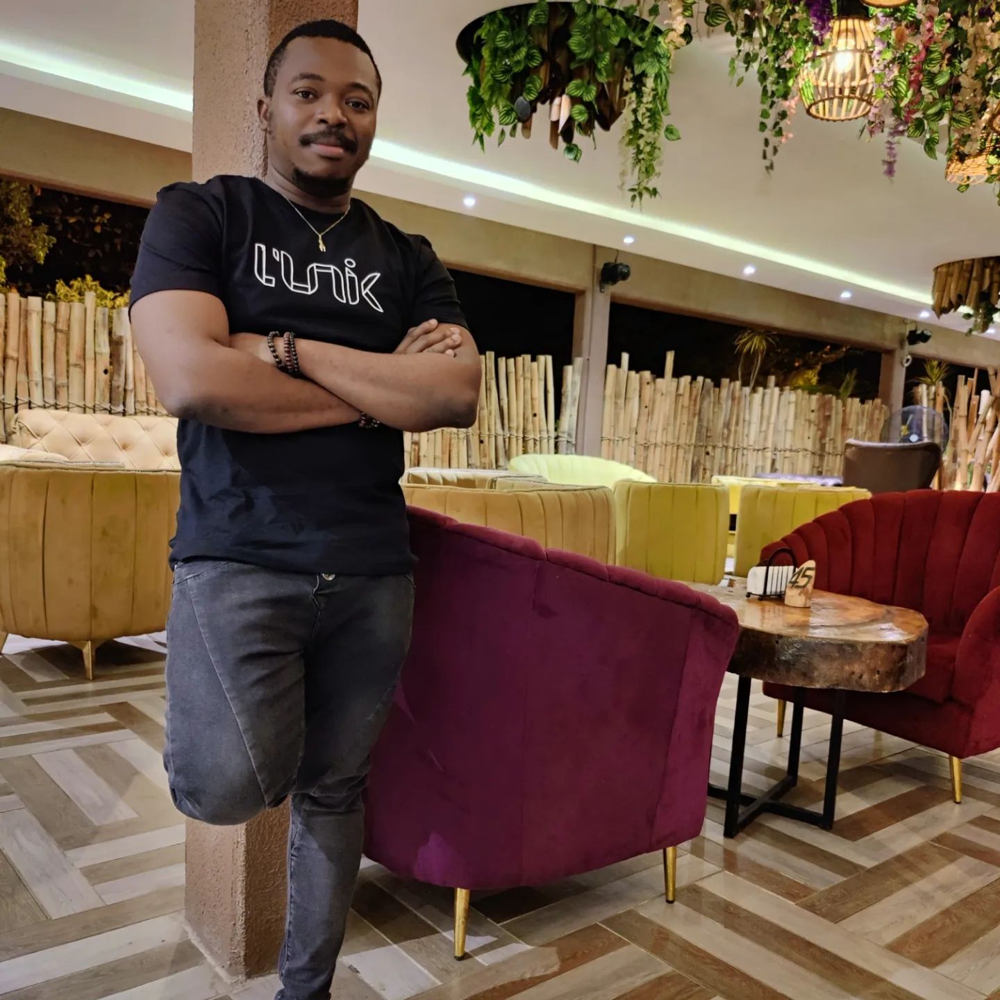 Lionel LAWSON, fondateur de la marque L'UNIK, portant un t-shirt noir avec logo en blanc floqué dessus.