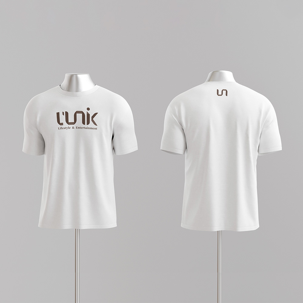 L'UNIK, T-Shirt blanc avec Logo imprimé dessus.