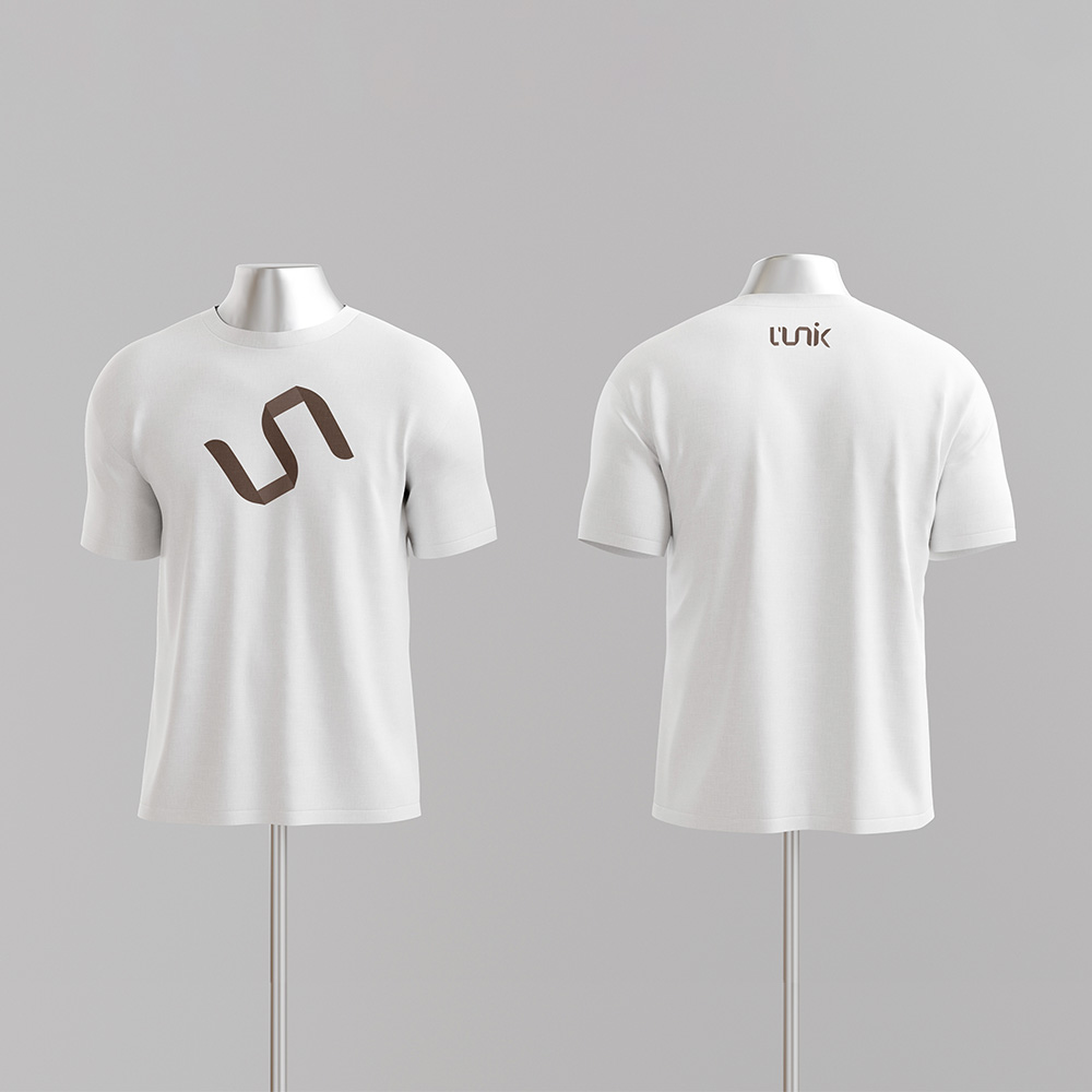 L'UNIK, T-Shirt Blanc avec Logo simplifié imprimé dessus.
